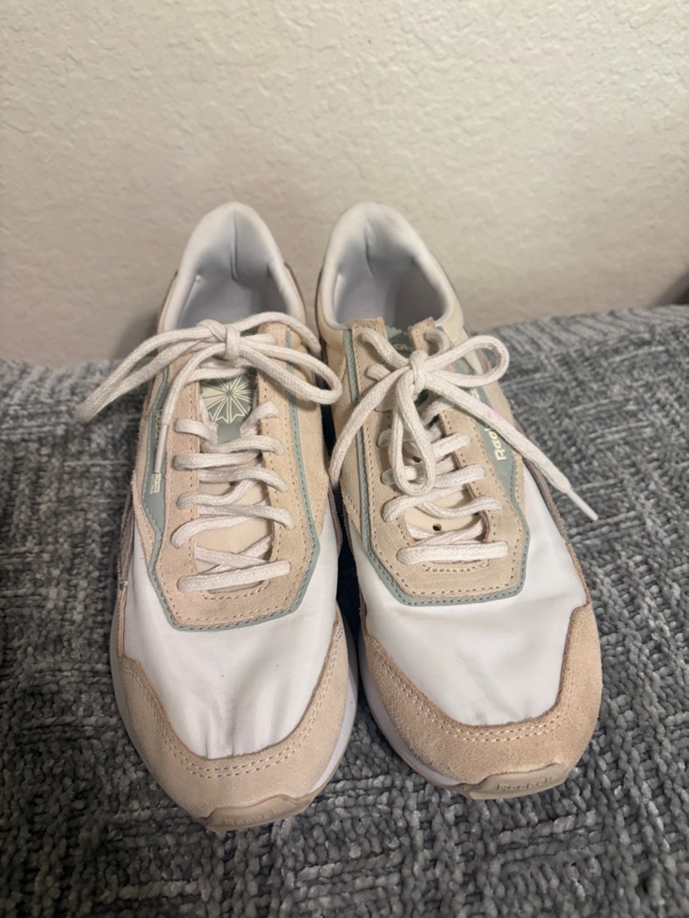 Reebok Women's Cream & Beige Retro Runner Sneakers with Soft Sage Accents 8.5 - Picture 2 of 7